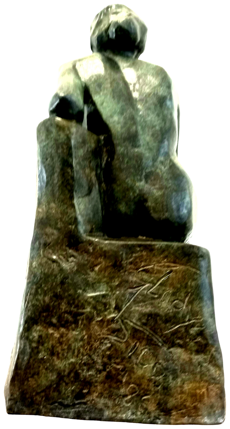 “Pausa riflessiva” bronzo 1/8 base in legno. Gladys Sica Sculpture for sale